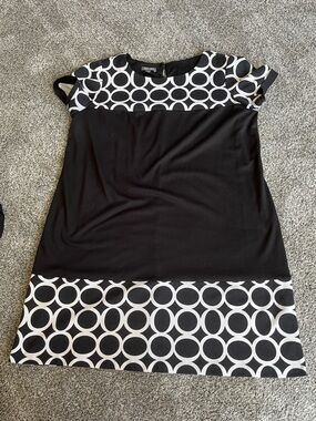 Roz & Ali Black and White Circle-Print Shift Dress